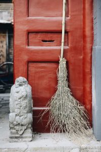 Et feiesett koster unna støvet